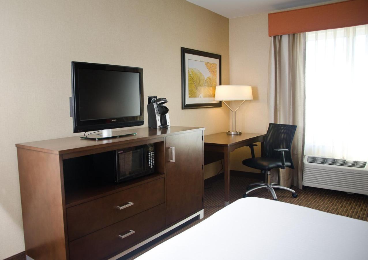 Holiday Inn Express Hotel & Suites Watertown - Thousand Islands By Ihg Buitenkant foto