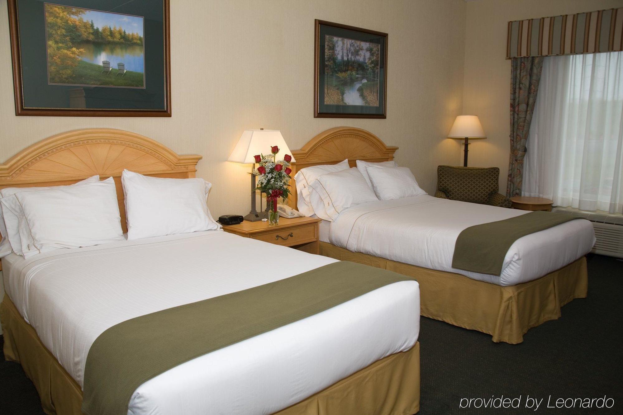 Holiday Inn Express Hotel & Suites Watertown - Thousand Islands By Ihg Kamer foto